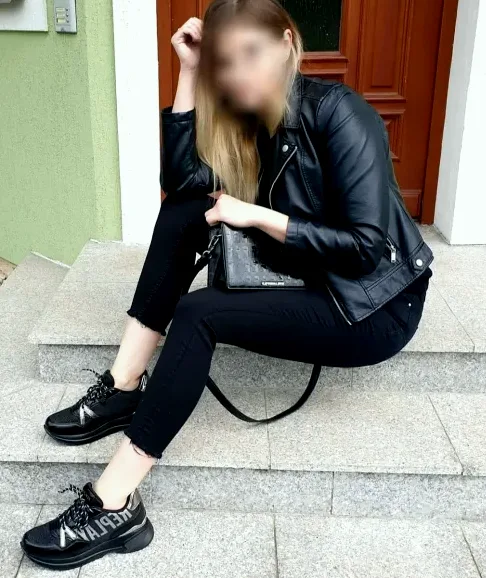 Amira, 37
