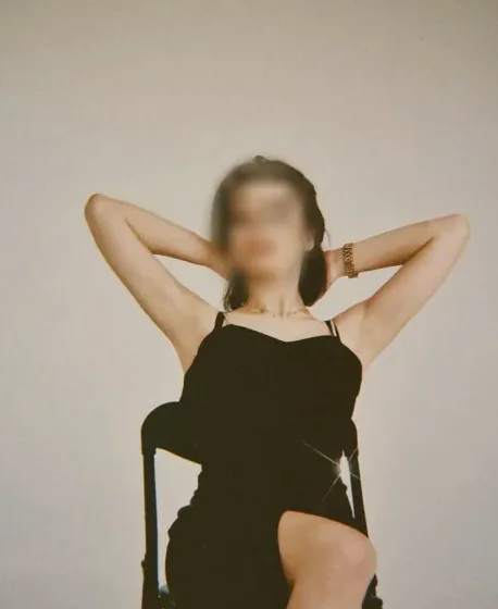 Mia, 27