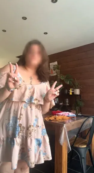 Nicole, 23